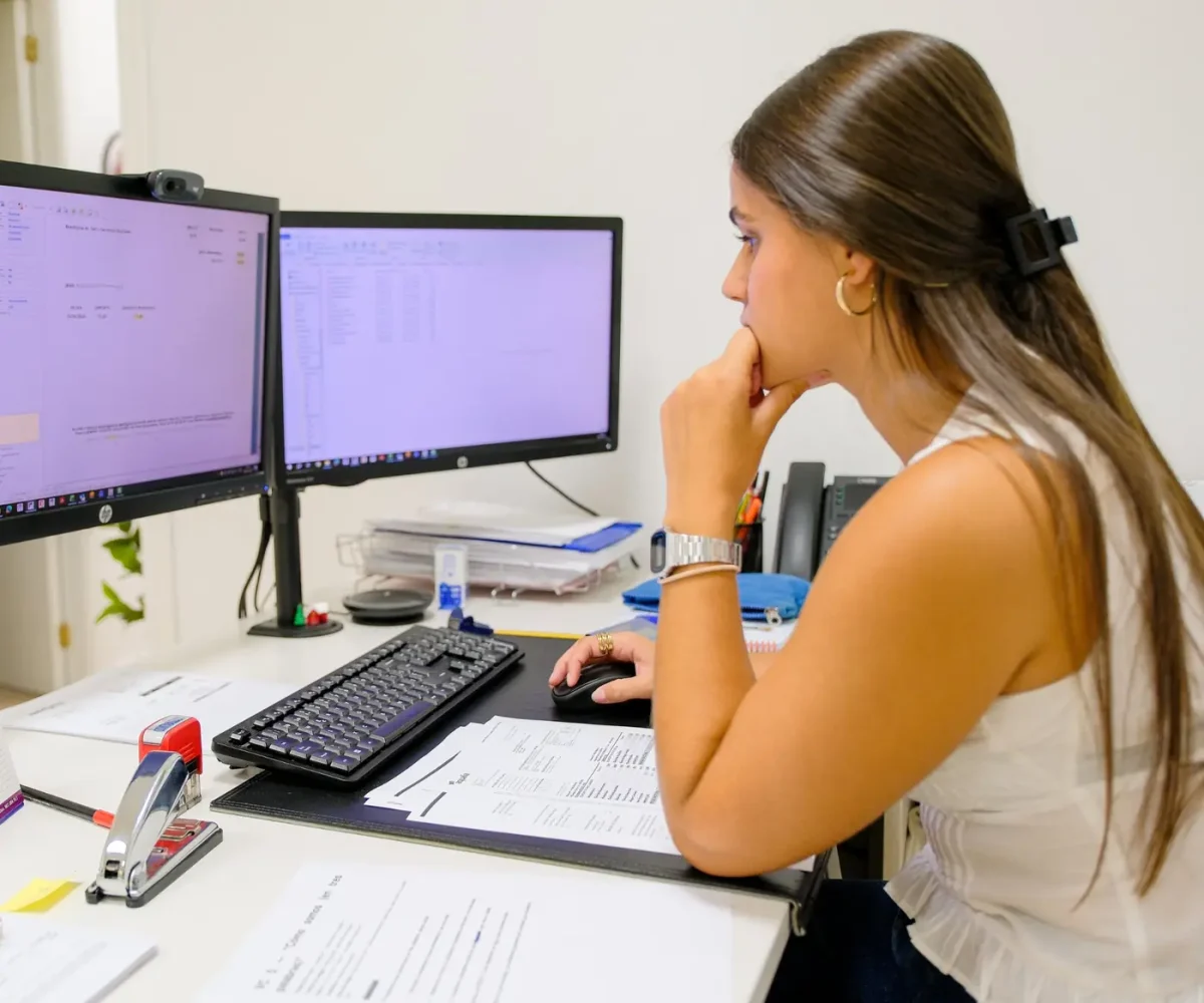 Asesoría en Vigo: integrante del equipo de FITECC revisando la contabilidad de un cliente en su oficina